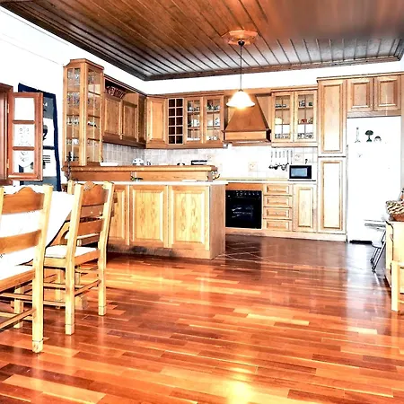 Spacious House With Sea View In * וולוס