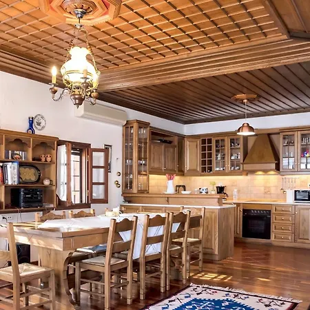 Hébergement de vacances Spacious House With Sea View In