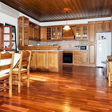 Spacious House With Sea View In בית נופש