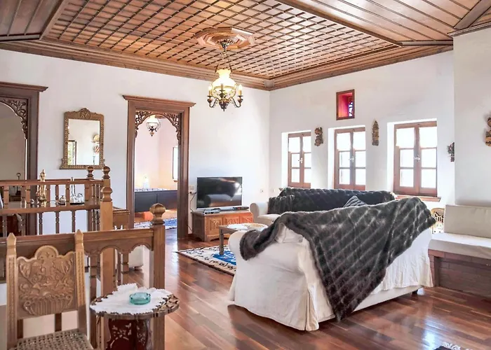 Spacious House With Sea View In