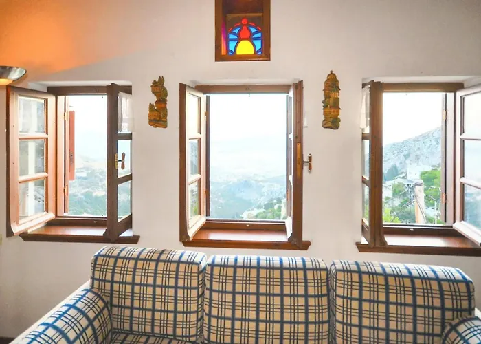 Spacious House With Sea View In